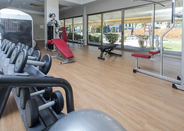 Albufeira hotels near Praia da Oura
