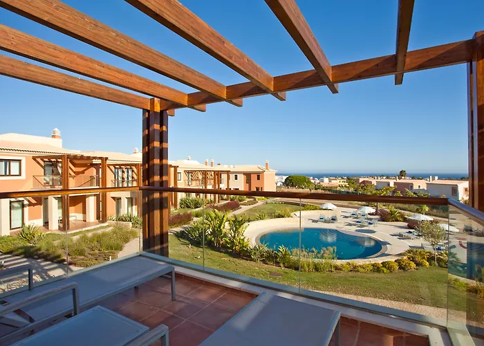 Carvoeiro (Lagoa) hotels near Vale do Milho Golf Course