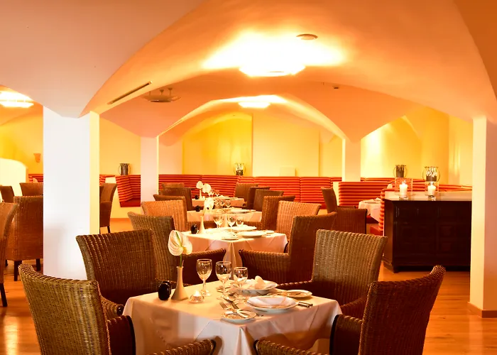 Armacao de Pera hotels near Salgados Beach